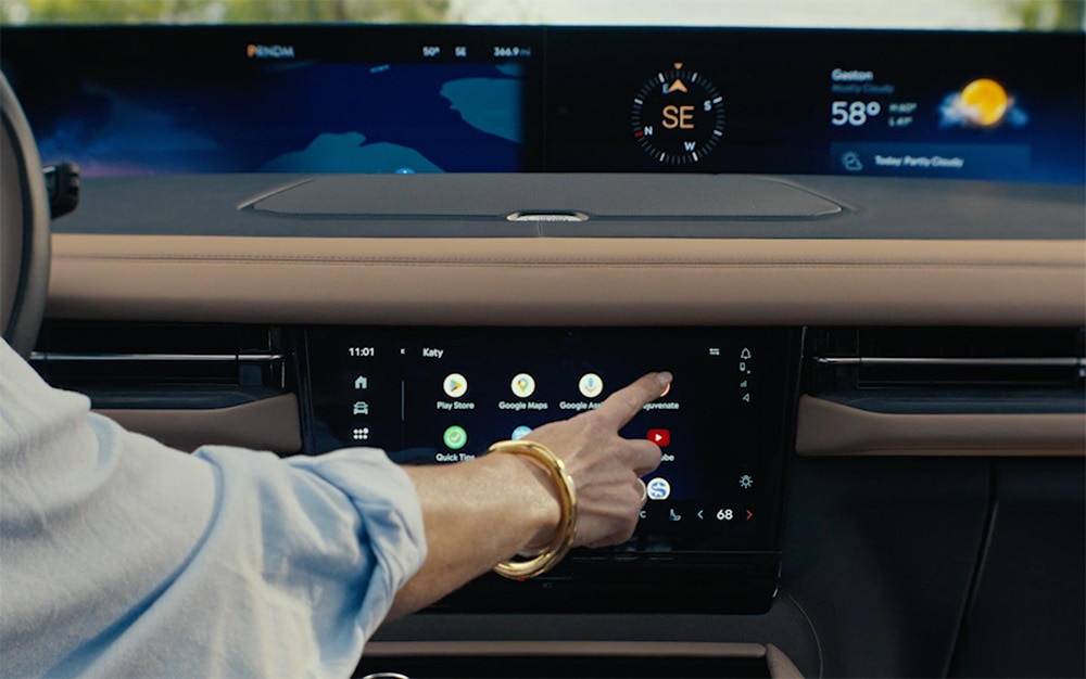 Lincoln vehicle infotainment dashboard – digital monitoring and connected technology display